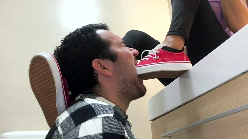 Airport, Shoe Licking And Smelling FullHD  (2022 | MPEG-4)