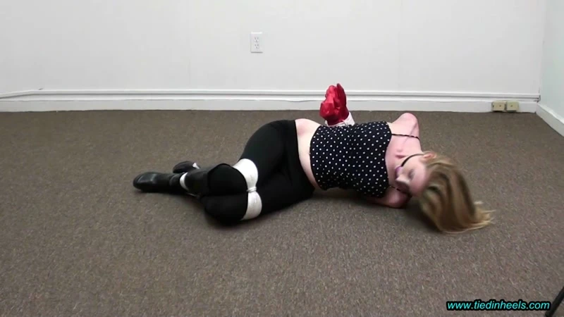 Super tight leather armbinder made Polina cry FullHD  (2022 | MPEG-4)