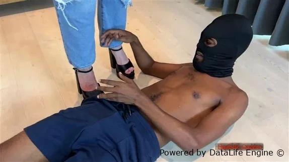 Squishysax - Eva Ray - 1st Time Squish with Sadistic Queens FullHD  (2025 | MPEG-4)